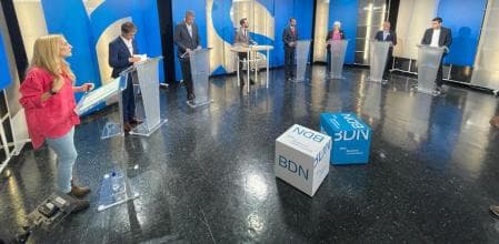 Guante blanco y vacío: el debate que no resolvió el futuro del PSOE extremeño