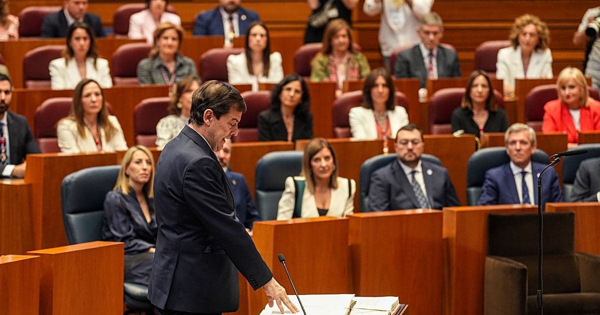 Mañueco jura y vuelve: tercera investidura, mismo escenario, nueva alianza